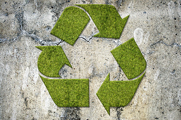 Image showing Green recycling sign on a concrete wall