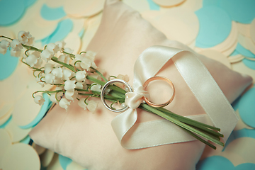 Image showing white gold wedding rings with a bouquet 