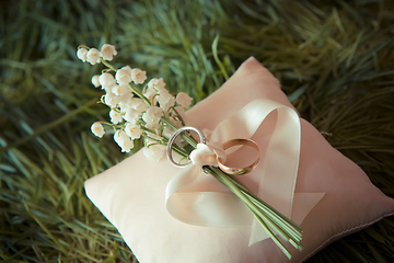 Image showing white gold wedding rings with a bouquet 