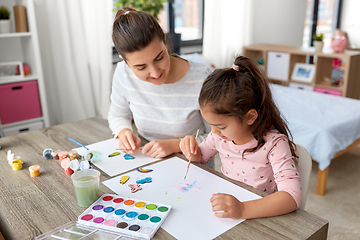 Image showing mother with little daughter drawing at home