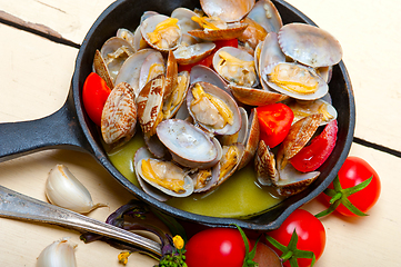 Image showing fresh clams on an iron skillet