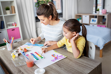 Image showing mother with little daughter drawing at home