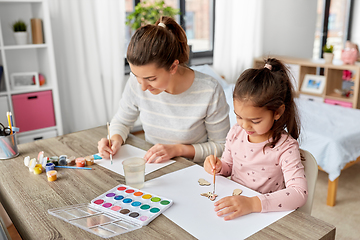 Image showing mother with little daughter drawing at home