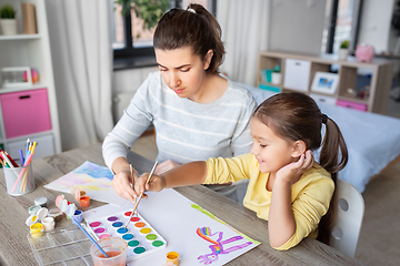 Image showing mother with little daughter drawing at home