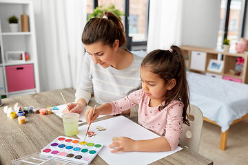 Image showing mother with little daughter drawing at home