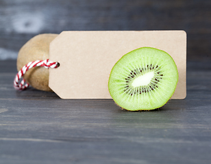 Image showing green heart and halves of kiwi