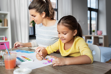 Image showing mother with little daughter drawing at home