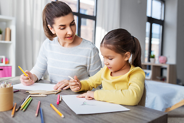 Image showing mother with little daughter drawing at home