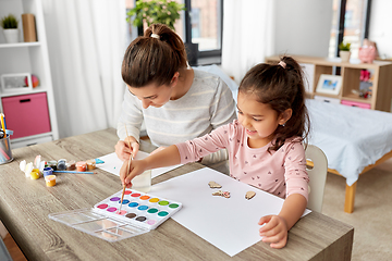 Image showing mother with little daughter drawing at home