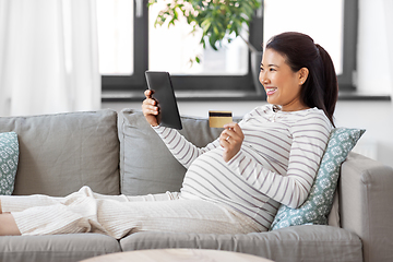 Image showing pregnant woman with tablet pc and credit card