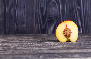 Image showing nectarine, cut into half