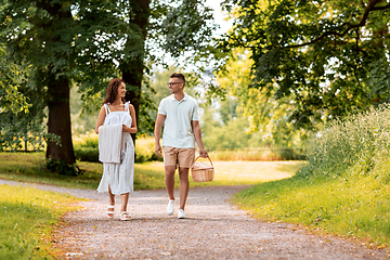 Image showing happy couple with picnic basket at summer park