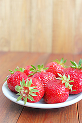 Image showing ripe red strawberries on the plate