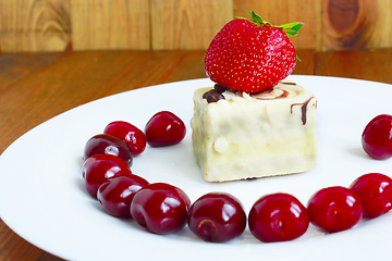 Image showing strawberries and cherries on the plate and cake