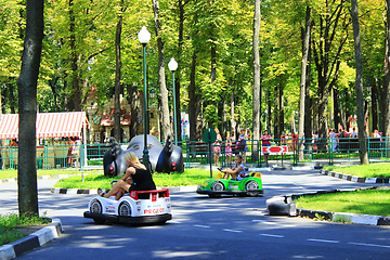 Image showing children with their parents drive the electric cars