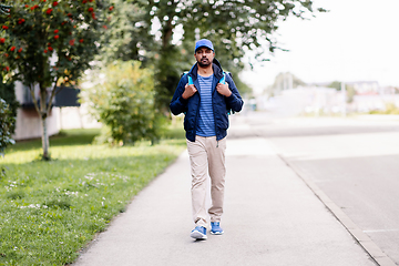 Image showing indian delivery man with bag walking in city