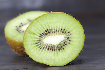 Image showing halves of kiwi fruit