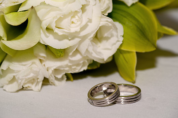 Image showing Wedding bands with white roses