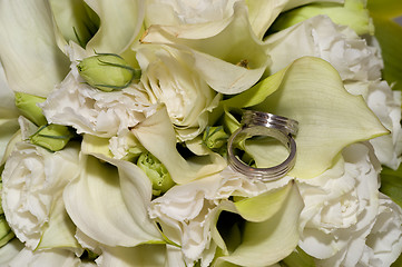 Image showing Wedding rings in flowers