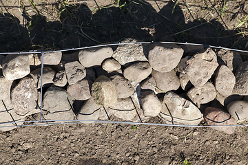 Image showing metal mesh and stones