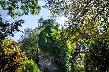 Image showing Sibyl temple and pond in Buttes-Chaumont Park, Paris