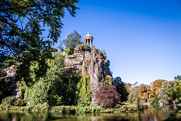 Image showing Sibyl temple and lake in Buttes-Chaumont Park, Paris