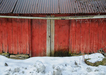 Image showing old red barn in winter