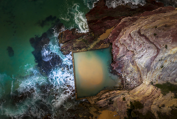 Image showing Waves overflow into an ocean rockpool