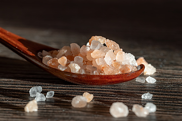 Image showing Himalayan pink salt in a wooden is used to flavor food.