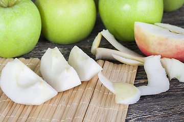 Image showing sliced green apple