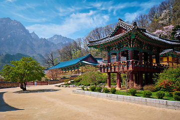 Image showing Sinheungsa temple in Seoraksan National Park, Seoraksan, South Korea