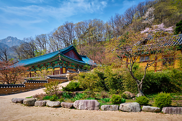 Image showing Sinheungsa temple in Seoraksan National Park, Seoraksan, South Korea