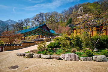 Image showing Sinheungsa temple in Seoraksan National Park, Seoraksan, South Korea