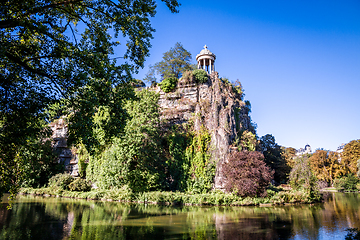 Image showing Sibyl temple and lake in Buttes-Chaumont Park, Paris