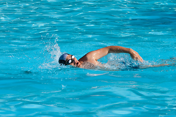 Image showing Swimming man