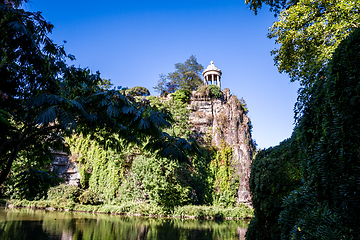 Image showing Sibyl temple and lake in Buttes-Chaumont Park, Paris