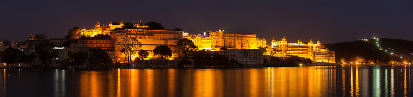 Image showing City Palace palace on Lake Pichola in twilight, Udaipur, Rajasth