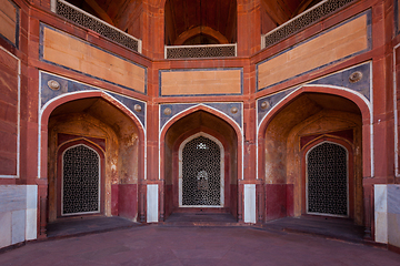 Image showing Arch with carved marble window. Mughal style. Humayun's tomb, De