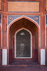 Image showing Arch with carved marble window. Mughal style. Humayun's tomb, De