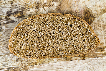 Image showing sliced loaf of black rye bread