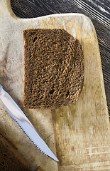 Image showing sliced loaf of black rye bread