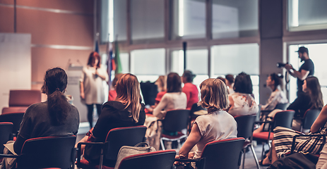 Image showing Woman giving presentation on business conference event.