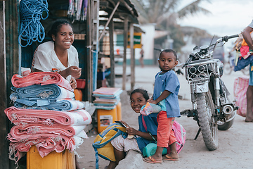 Image showing Malagasy woman with children on Madagascar marketplace