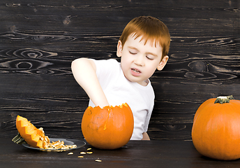 Image showing a child is preparing for Halloween