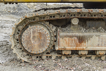 Image showing muddy crawler chain detail