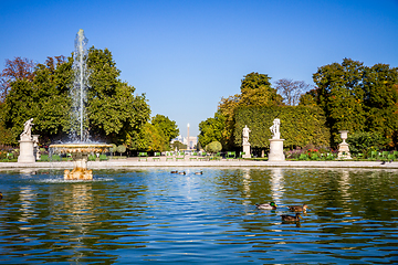 Image showing Tuileries Garden pond, Obelisk and triumphal arch, Paris, France