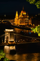 Image showing Chain Bridge and Parliament