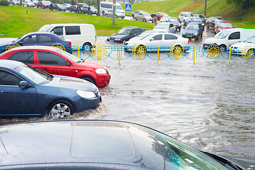 Image showing car traffic on flooded street