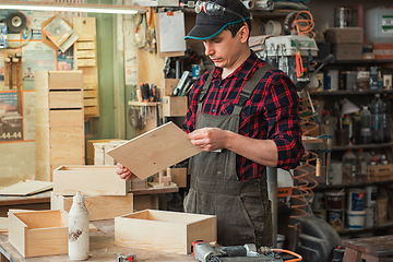 Image showing Worker making the wooden box