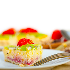 Image showing kiwi and strawberry pie tart